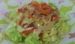 Ensalada templada de lechuga, pimiento rojo y cebolla
