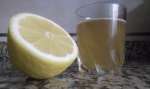 Bebida fría de té verde con limón