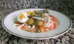 Ensalada de tomate con sardinas
