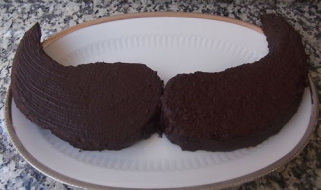 Bizcocho de chocolate con forma de bigote. Reposteria, Recetas