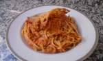 Espaguettis con salsa de tomates secos y crujiente de queso
