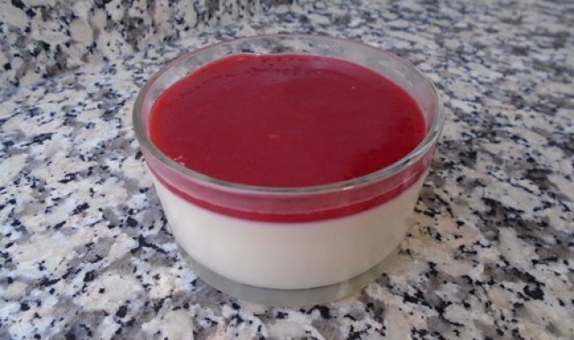 Panacota con salsa de frambuesas