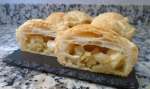 Pastelitos de hojaldre rellenos de cebolla, pera y queso brie