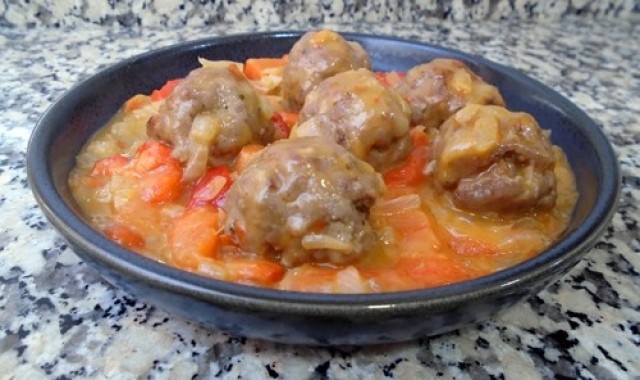 Albóndigas de ternera con salsa de pimiento asado