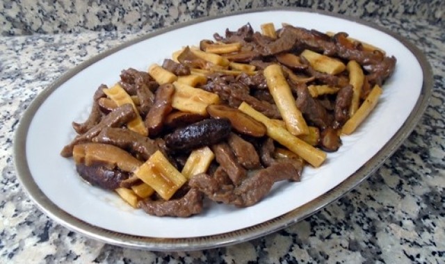 Ternera con bambú y setas shiitake