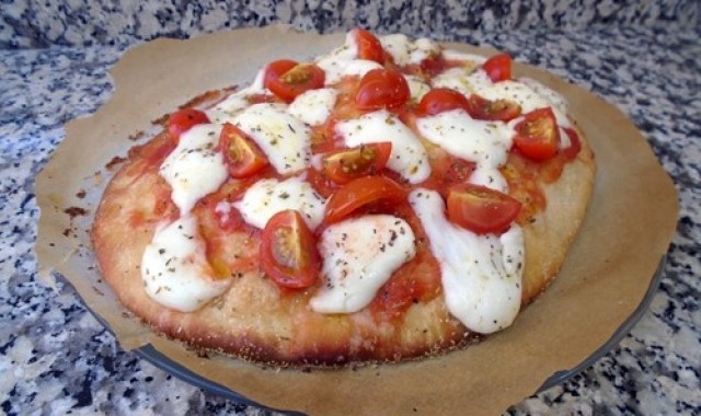 Pizza con masa de trigo, arroz y garbanzo