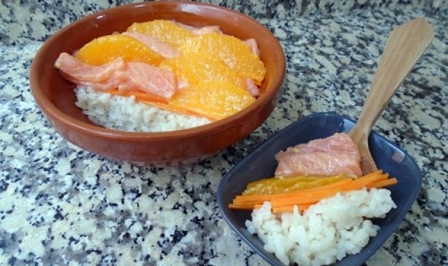 Bowl de arroz, salmón y naranja con vinagreta de jengibre