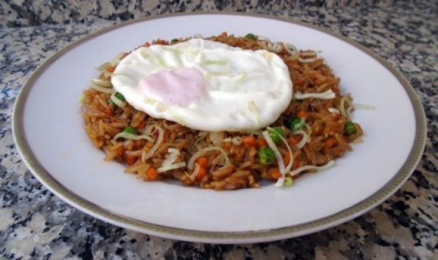Nasi goreng o arroz frito indonesio