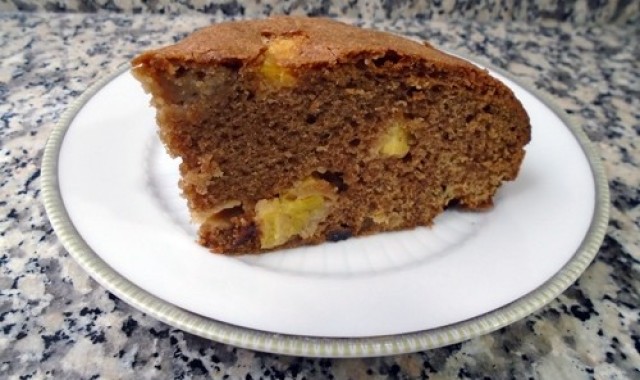 Bizcocho de piña, pasas y canela
