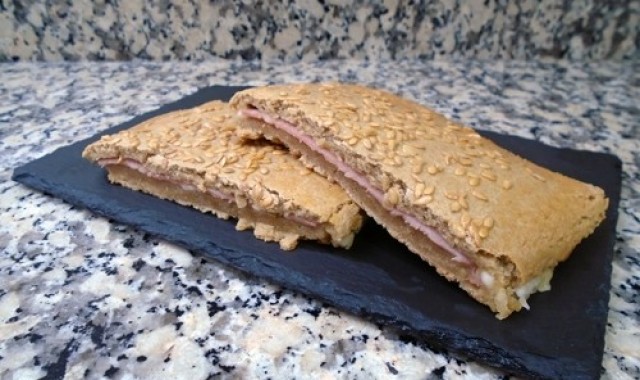 Napolitana de jamón york y queso con masa de avena y yogur