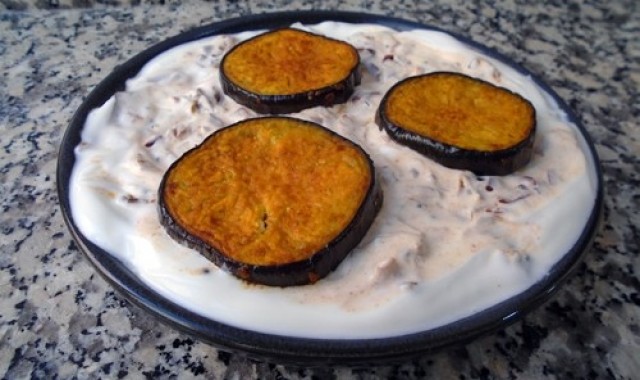 Dahi baingan o berenjenas con crema de yogur especiado