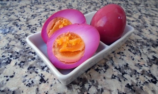 Huevos encurtidos con remolacha