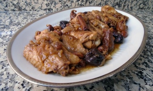 Pollo guisado con ciruelas, pasas, higos y frutos secos